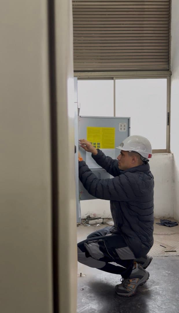 Técnico interviniendo el tablero de maniobra en la sala de máquinas