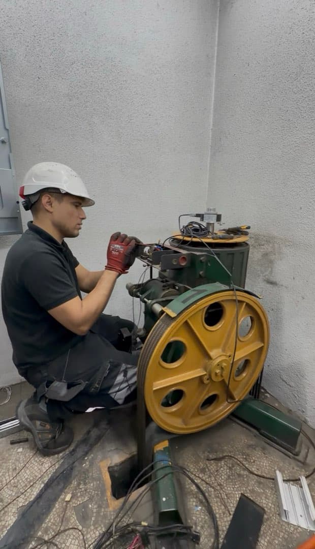 Técnico realizando mantención sobre la máquina de tracción y su polea