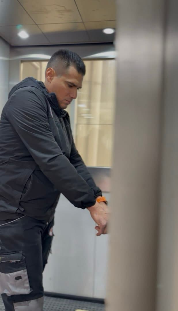 Técnico revisando la botonera y las puertas dentro de la cabina
